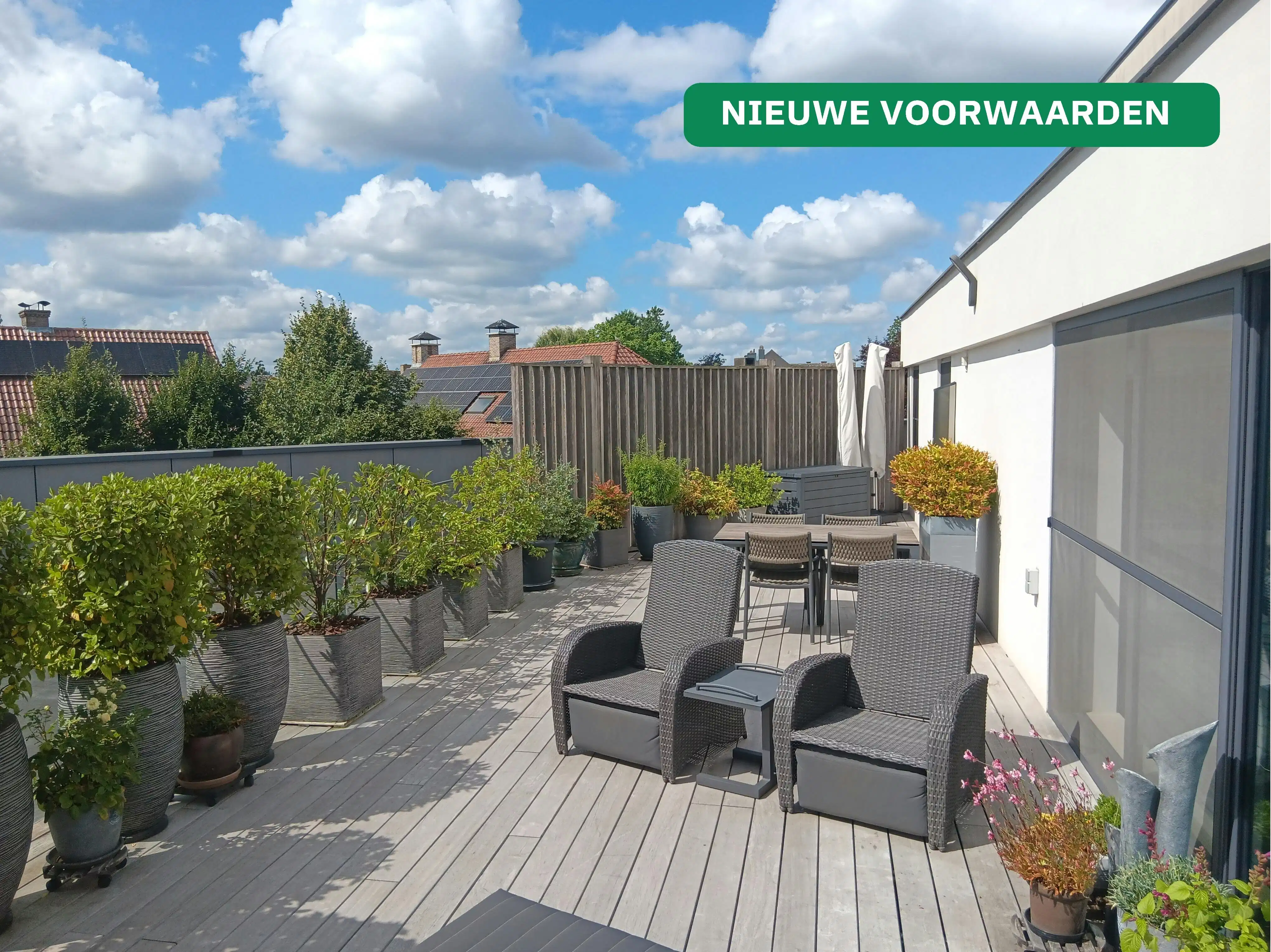 Appartement met 3 slaapkamers, garage en autostaanplaats te koop in Waarschoot foto {{pictureIndex}}