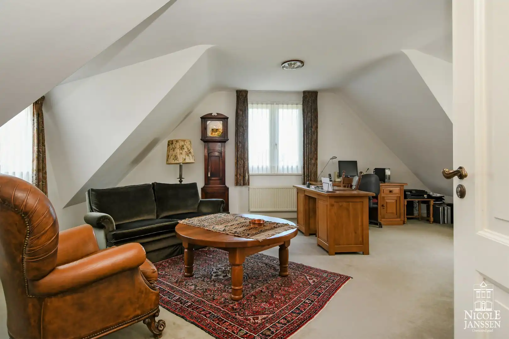 Stijlvol en ruim ingedeeld landhuis met grote tuin in het centrum foto 17