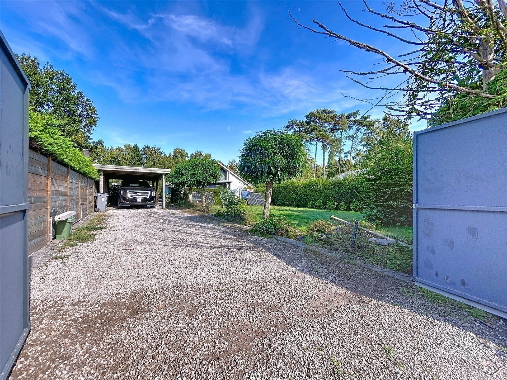 Charmante en zeer degelijke chalet met een ruime handige berging en carport. foto 18