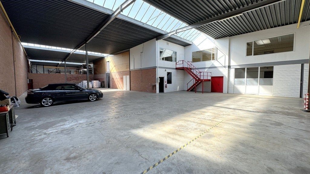 Magazijn met kantoren te huur vlakbij A12 in Wilrijk foto 14