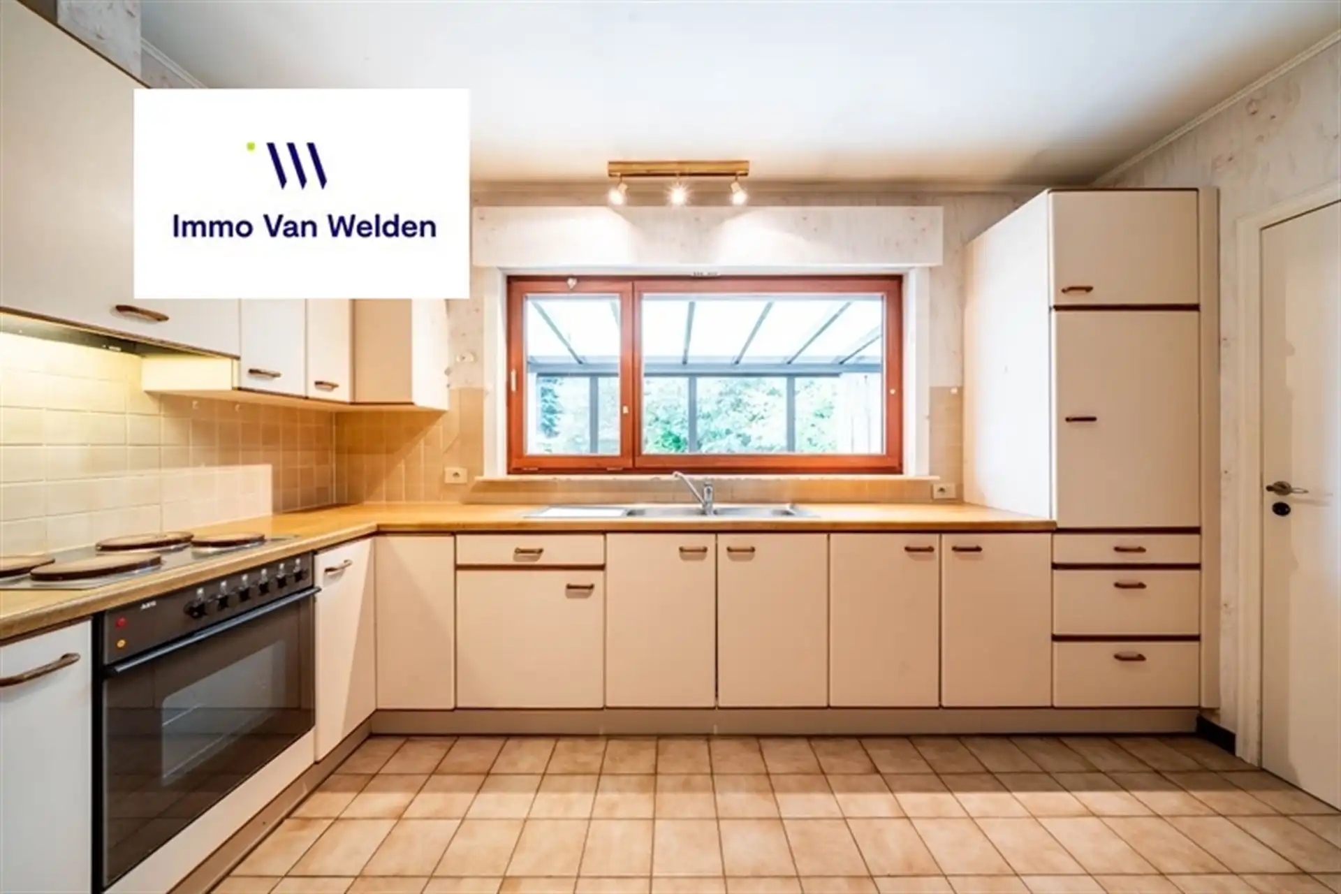 Vrijstaande woning met garage, veranda  en tuin foto 13