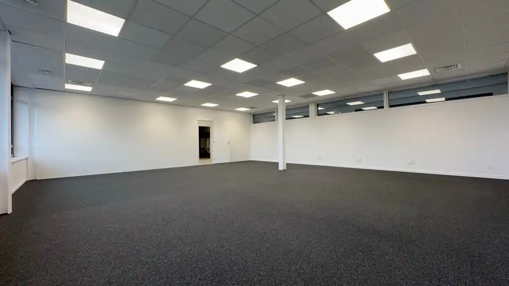 Gerenoveerde kantoorruimte te huur in Dionysius KMO center in Gent foto 6