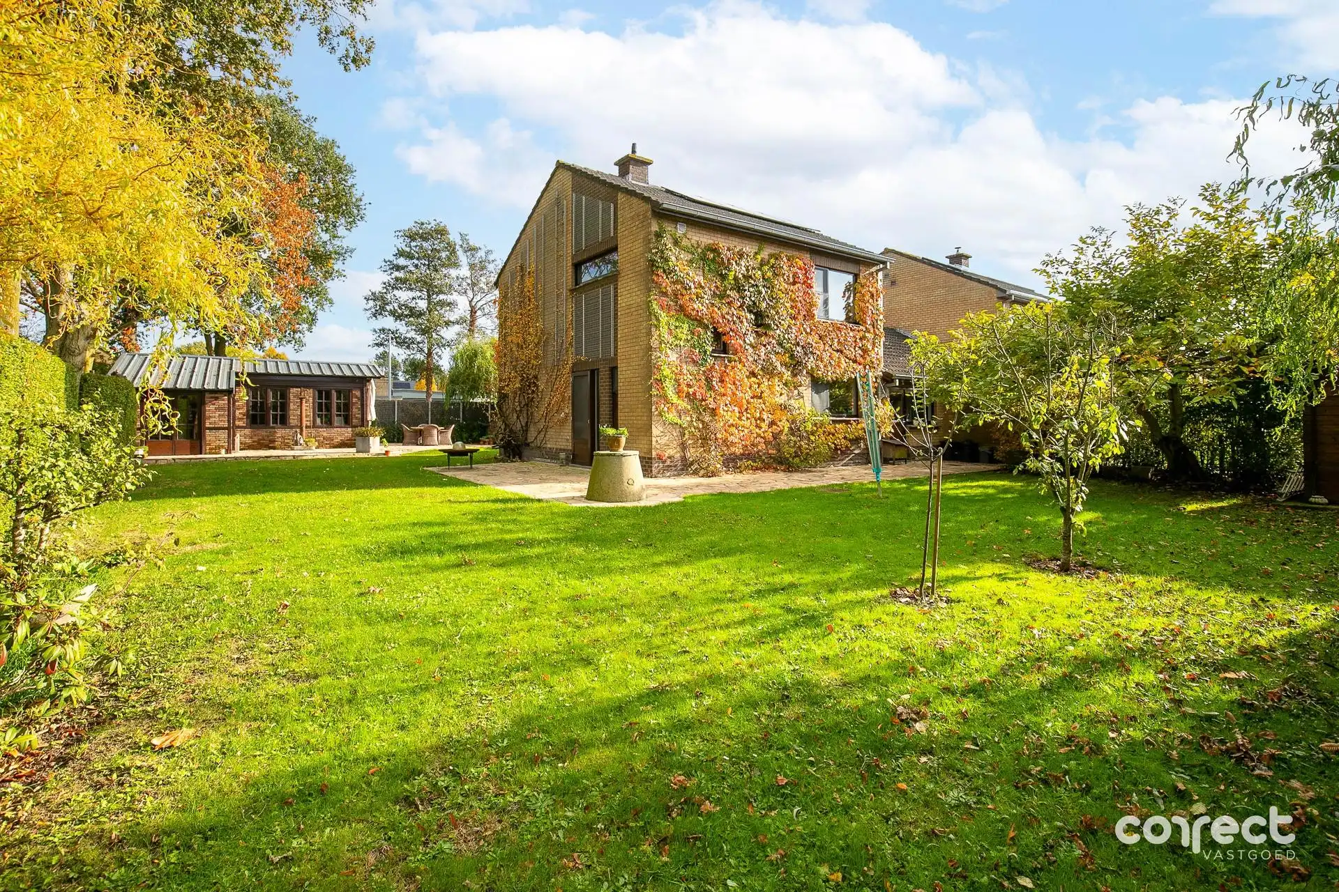 Goed onderhouden hoekwoning op een rustige, centrale ligging met prachtige tuin en ruim bijgebouw. foto 14