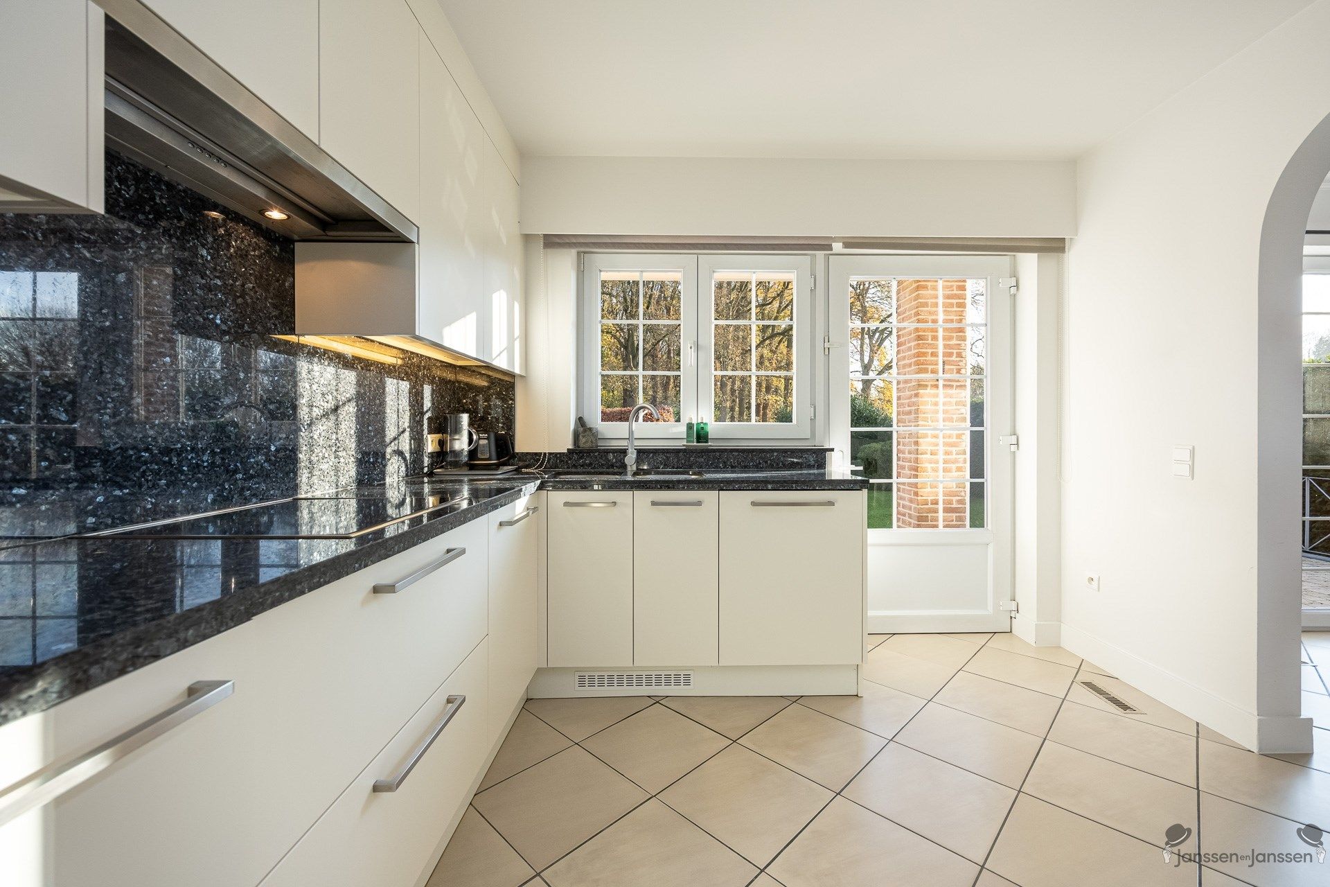 Lichtrijke, top-onderhouden woning in een doodlopende straat in hartje Sint-Job foto 10