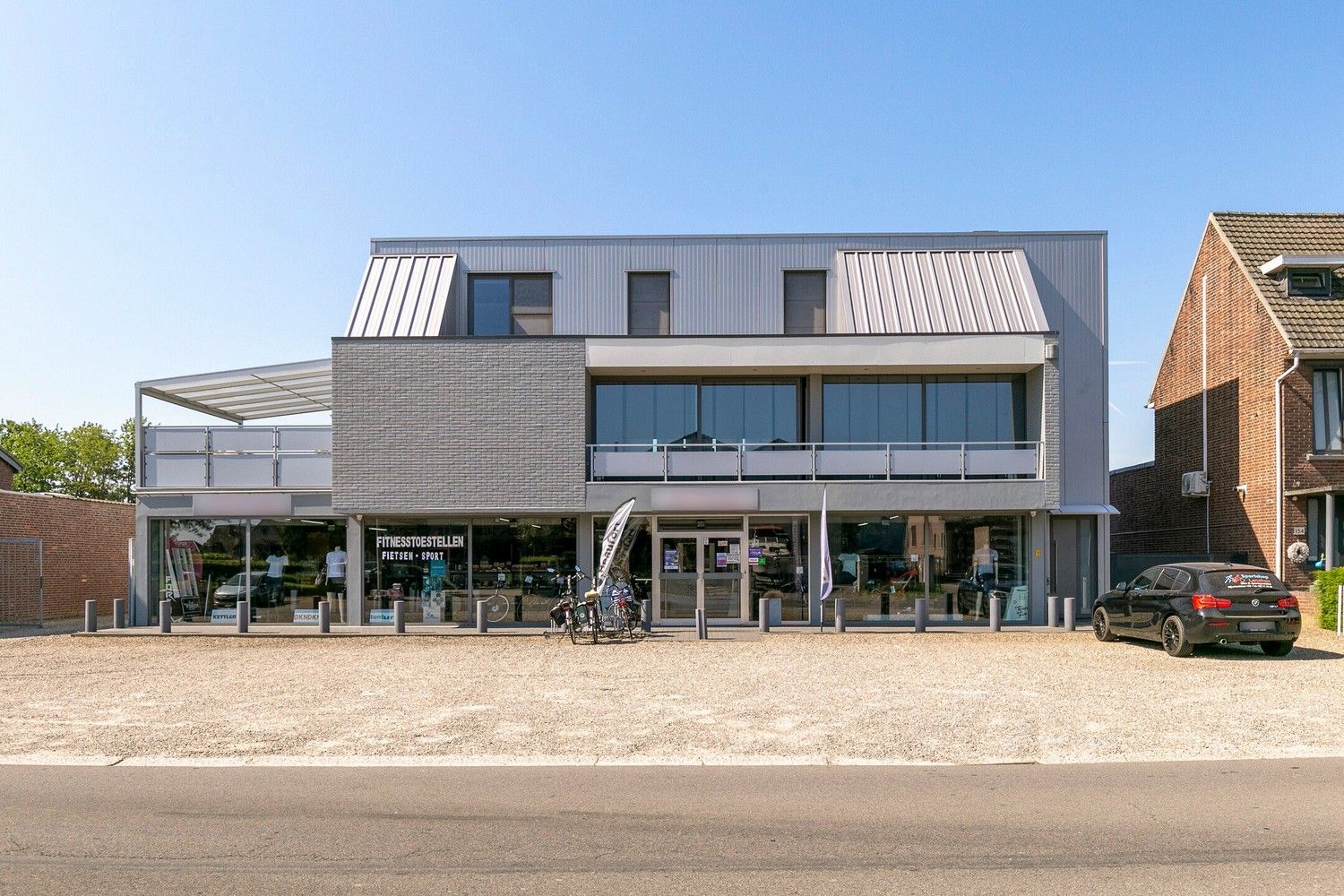 Handelsruimte met luxe duplex-appartement en verhuurde loodsen op het industrieterrein in Lanaken foto {{pictureIndex}}