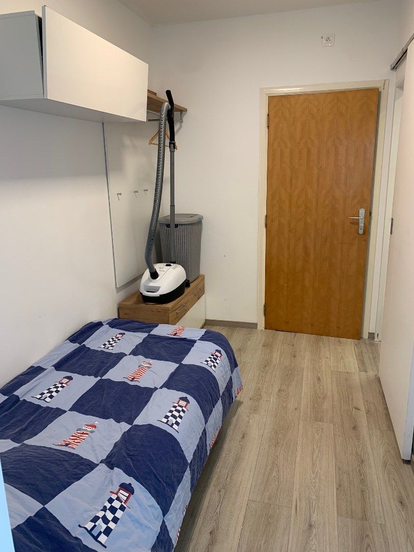 Gemeubelde studio vlak aan zee foto 3