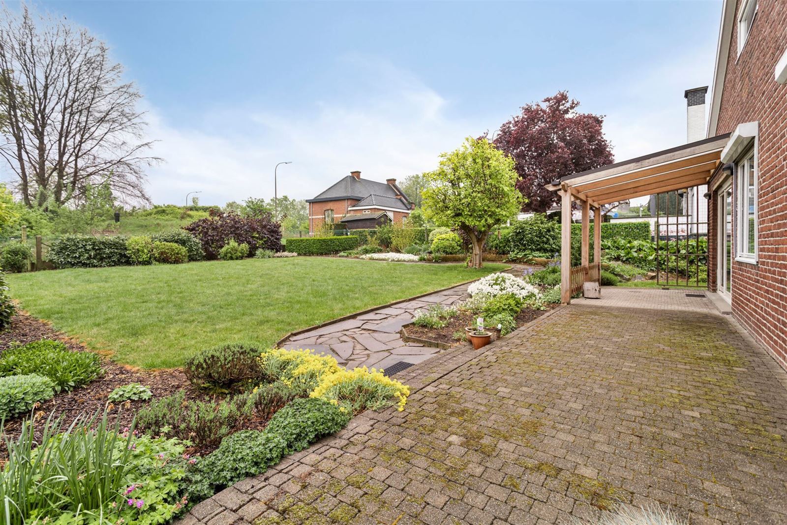 Bungalow met 4 ruime slaapkamers en mooie tuin  foto 32