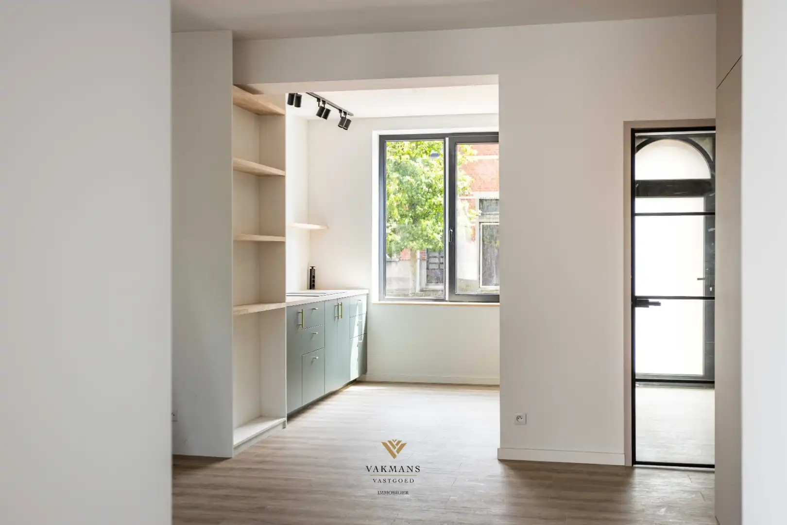 Een vernieuwd huis met 3 slaapkamers en garage foto 4