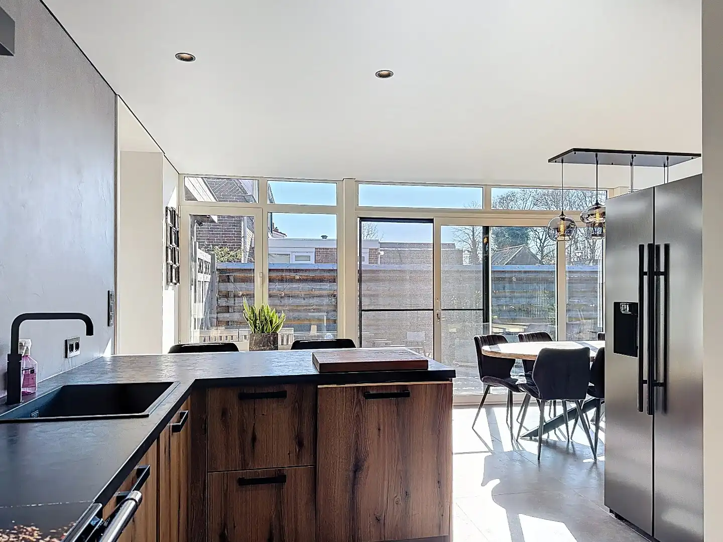 Instapklare twee-onder-een-kapwoning met uitbouw, luxe overkapping en zonnige tuin op het westen  foto 18