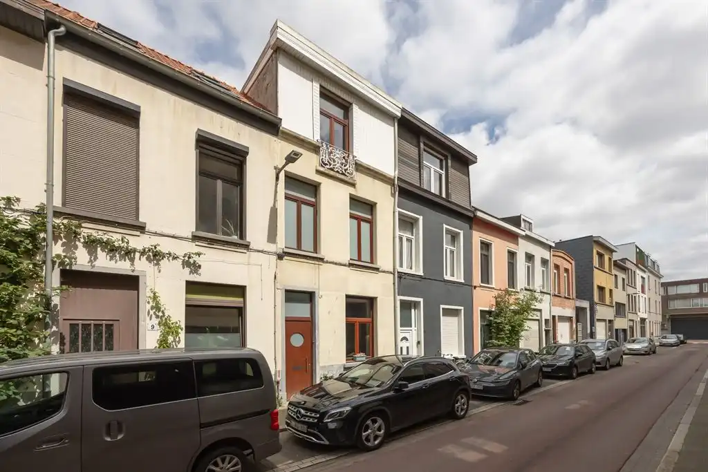 Karaktervolle gezinswoning met  groene stadstuin foto 24