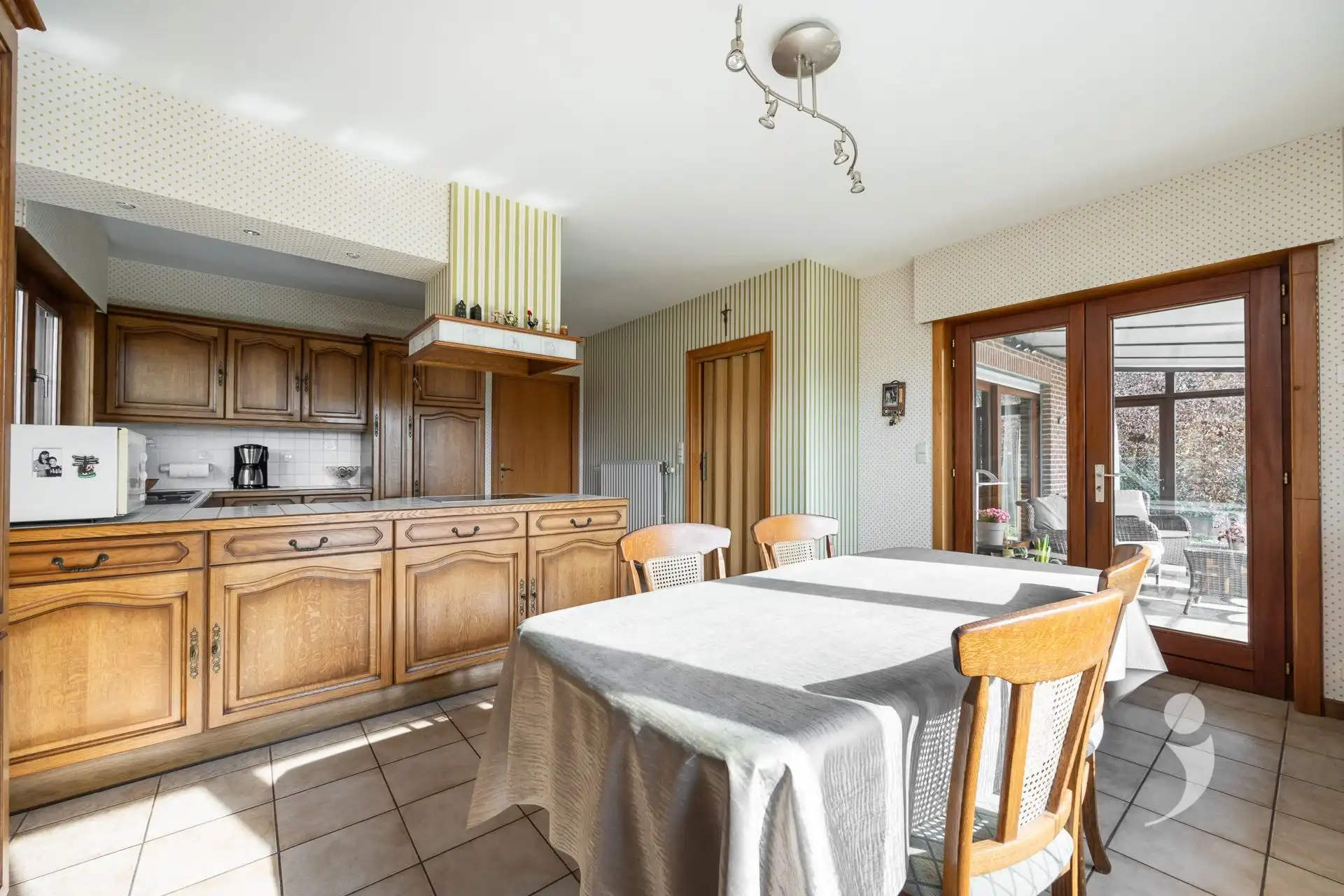 Instapklare en ruime woning met zicht op de velden! foto 8