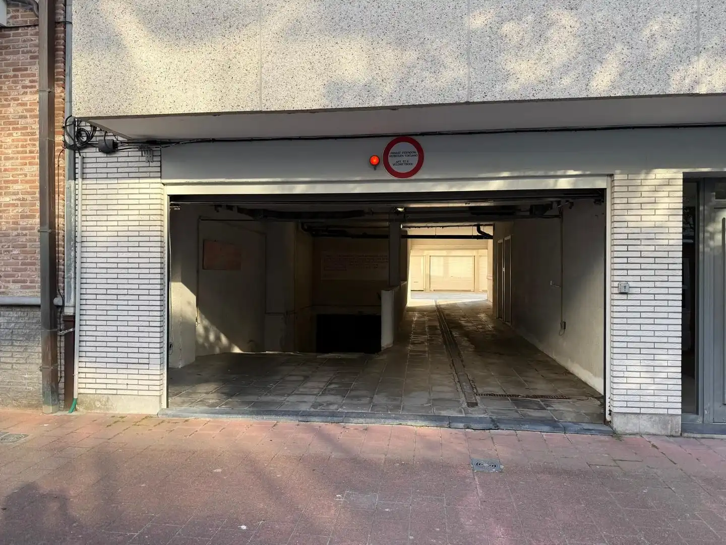 Centraal gelegen garagebox op het gelijkvloers in de Duinviooltjesstraat. foto 2