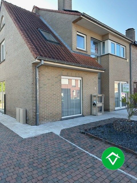 Instapklaar gelijkvloers appartement met tuin en garage in rustige wijk te Eernegem foto 2
