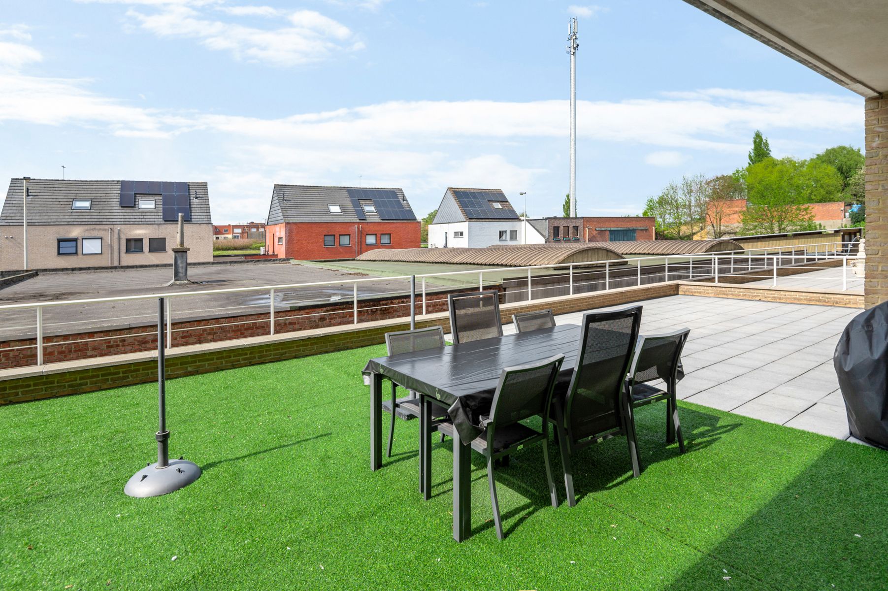 Volledig vernieuwd appartement met ruim terras en garagebox foto 4