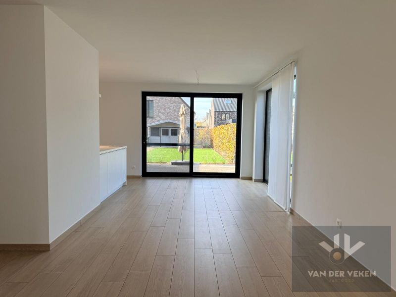 Moderne halfopen bebouwing met vier slaapkamers foto 4