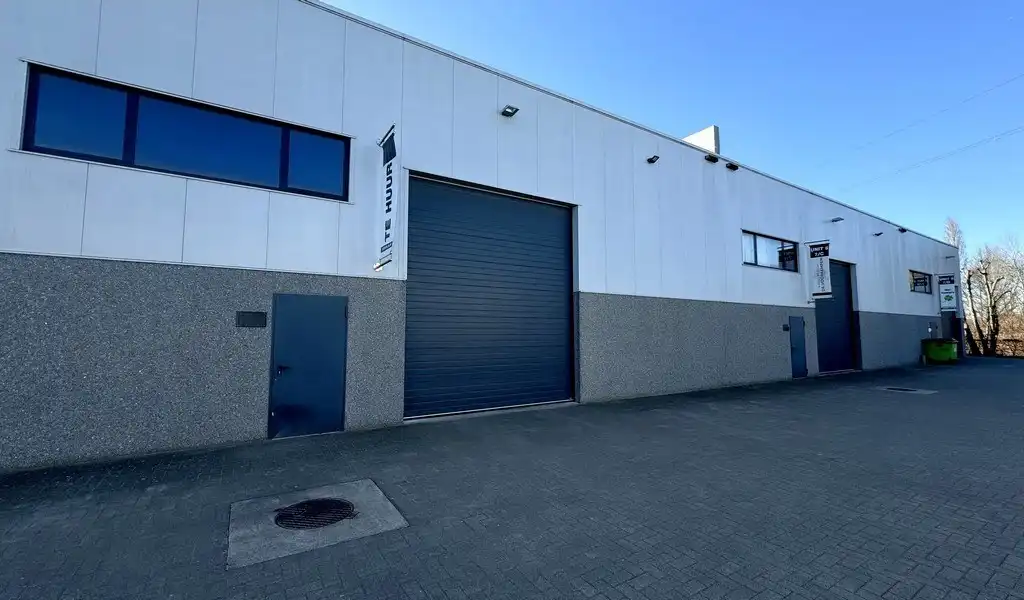 Magazijn te huur langs kanaal in Sint-Lenaarts foto 2