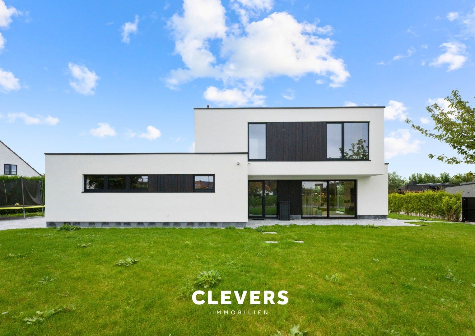 Luxueuze, moderne villa in rustige residentiële omgeving foto {{pictureIndex}}