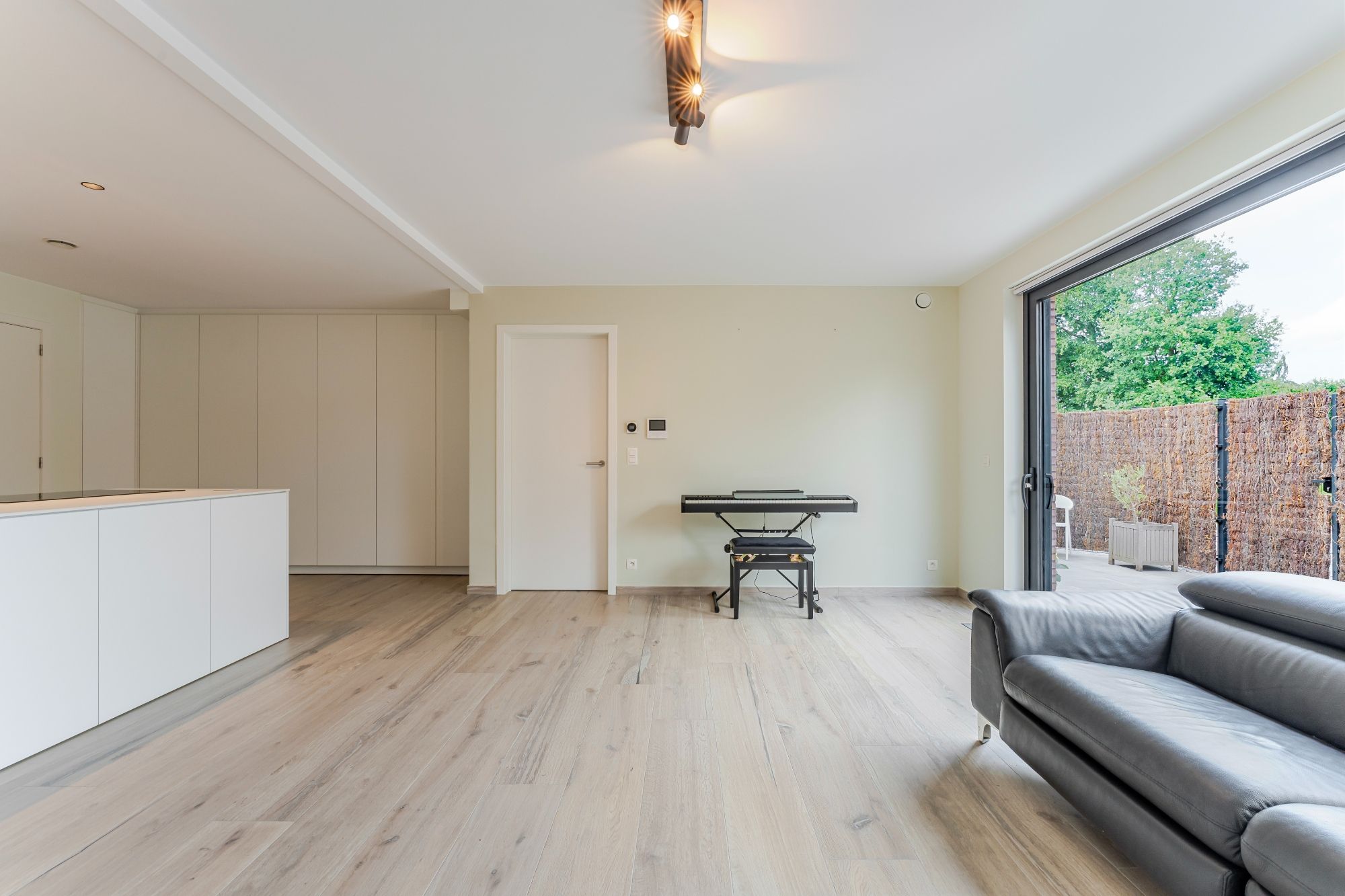 Groot (140m²) gelijkvloers appartement met praktijkruimte, 2 (mog. 3) slaapkamers en ruim terras/koer foto 10