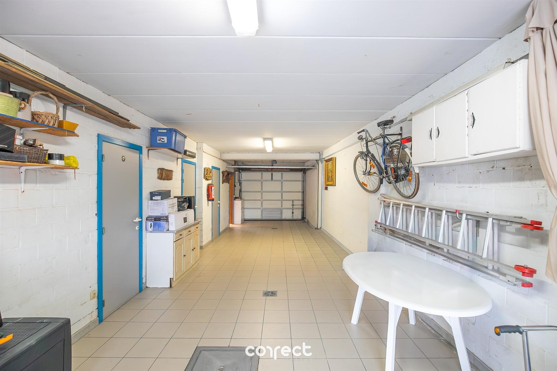 Instapklare gezinswoning met garage voor 3 wagens, terras en ruime zongerichte tuin. foto 13