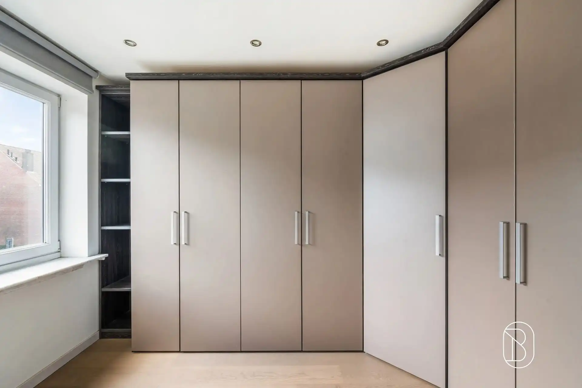 Topgelegen handelspand met kwalitatief duplex appartement foto 10