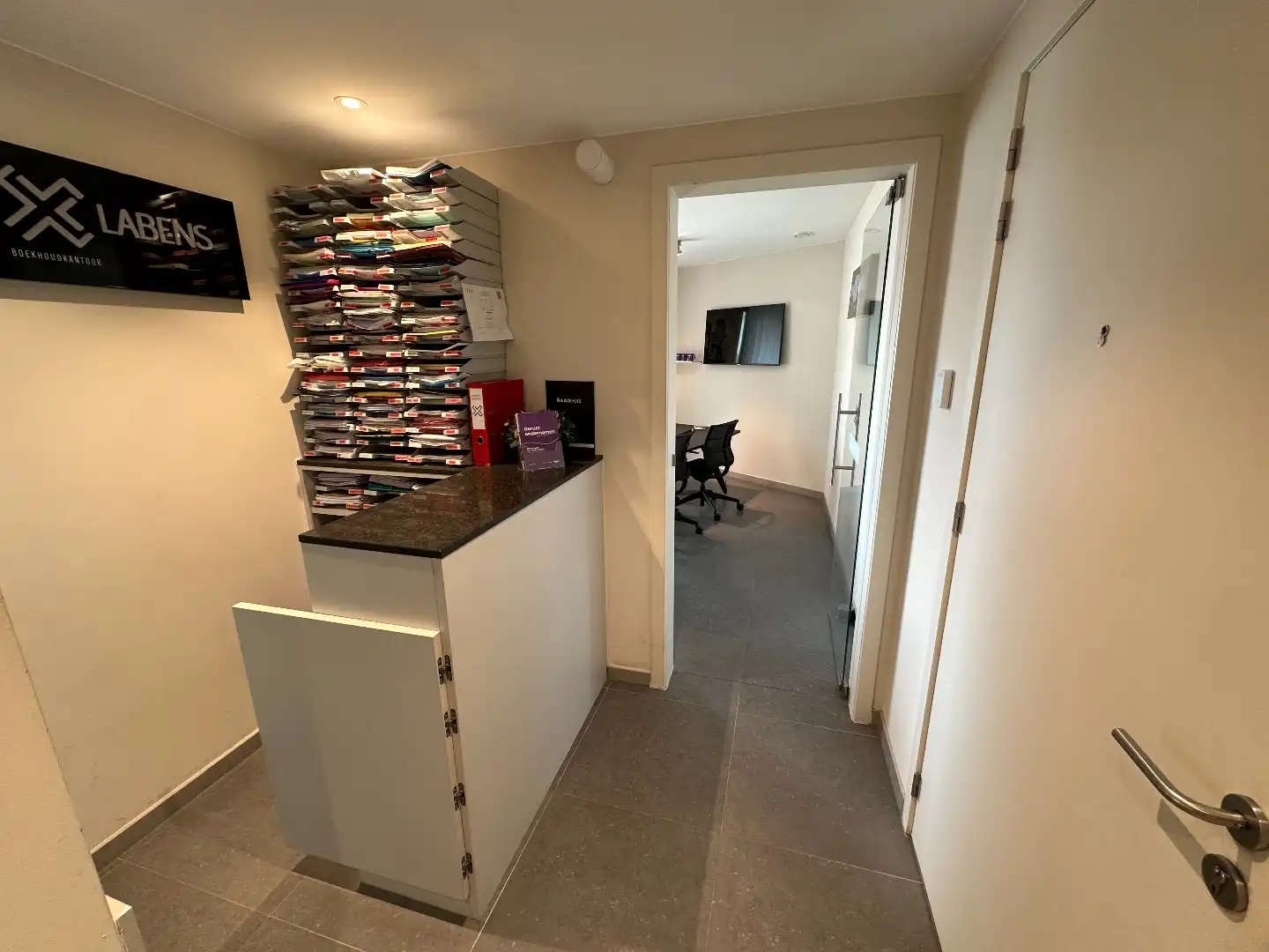 Instapklare kantoorruimte centrum Torhout, unieke kans! foto 9