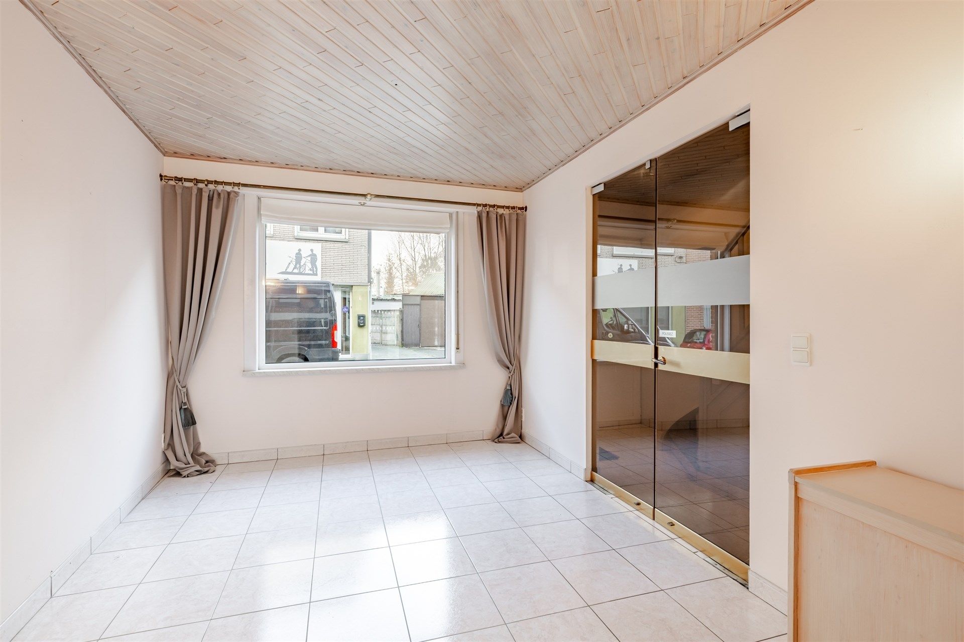 Gezellige rijwoning met uitzonderlijke grote tuin en externe garage in hartje Schellebelle foto 5