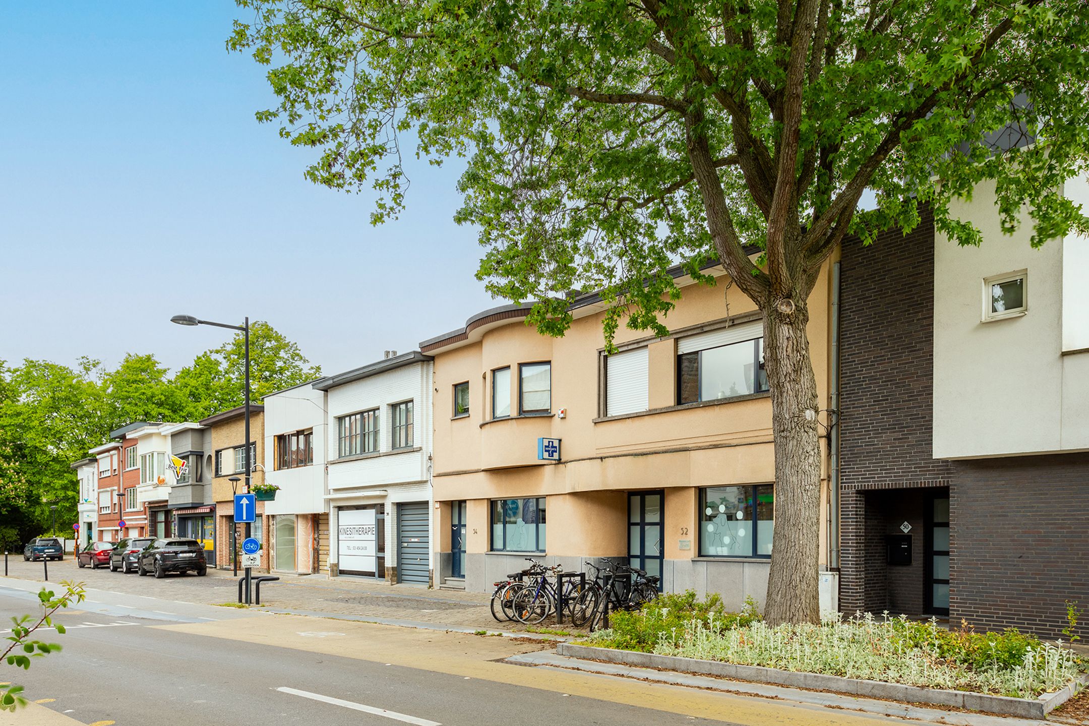 Ruim handelsgelijkvloers op toplocatie te Hove centrum foto 2