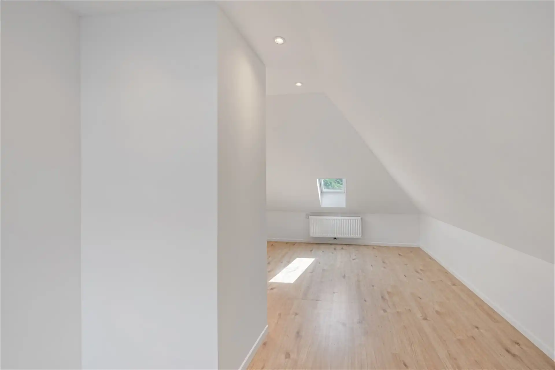 Prachtige HOB met vier slaapkamers, bureau en grote tuin foto 17
