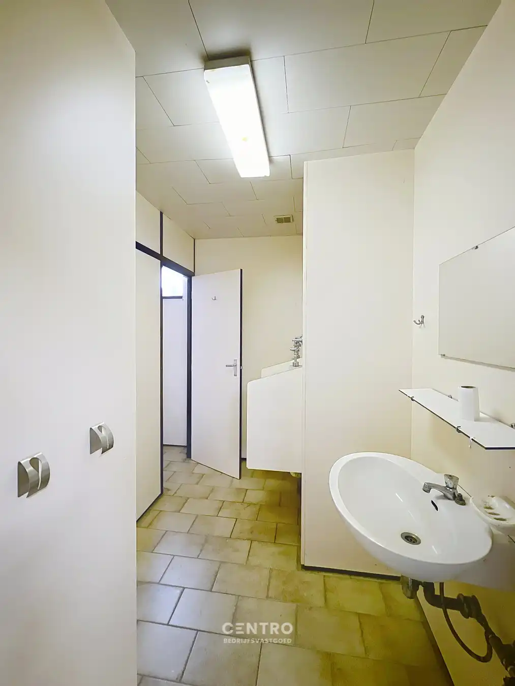 Magazijn van 315m² met mezzanine vlak bij de RING van Poperinge ! foto 9