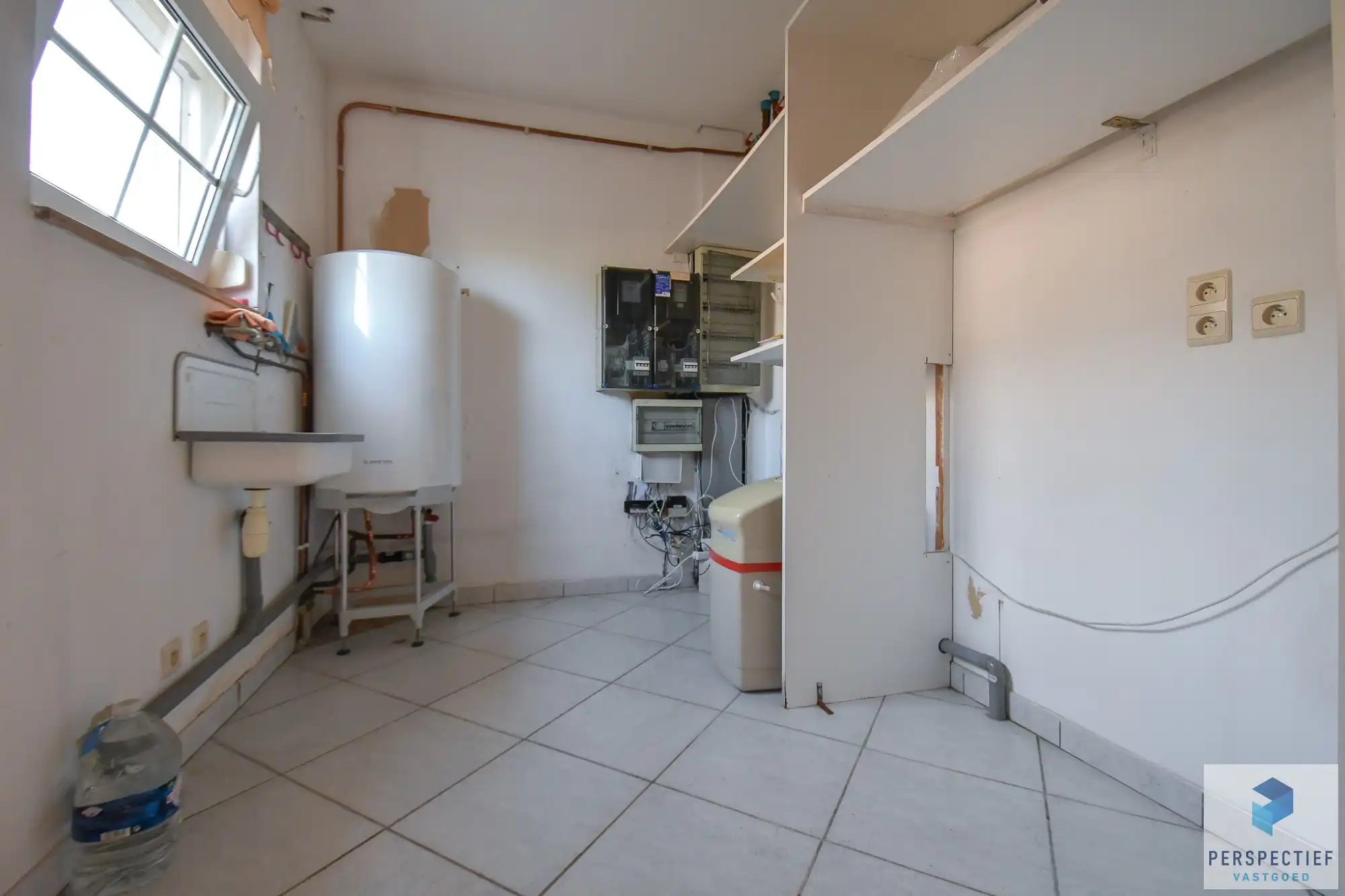 Unieke villa met dubbele garage en opslagplaats/ loods in rustige omgeving foto 11