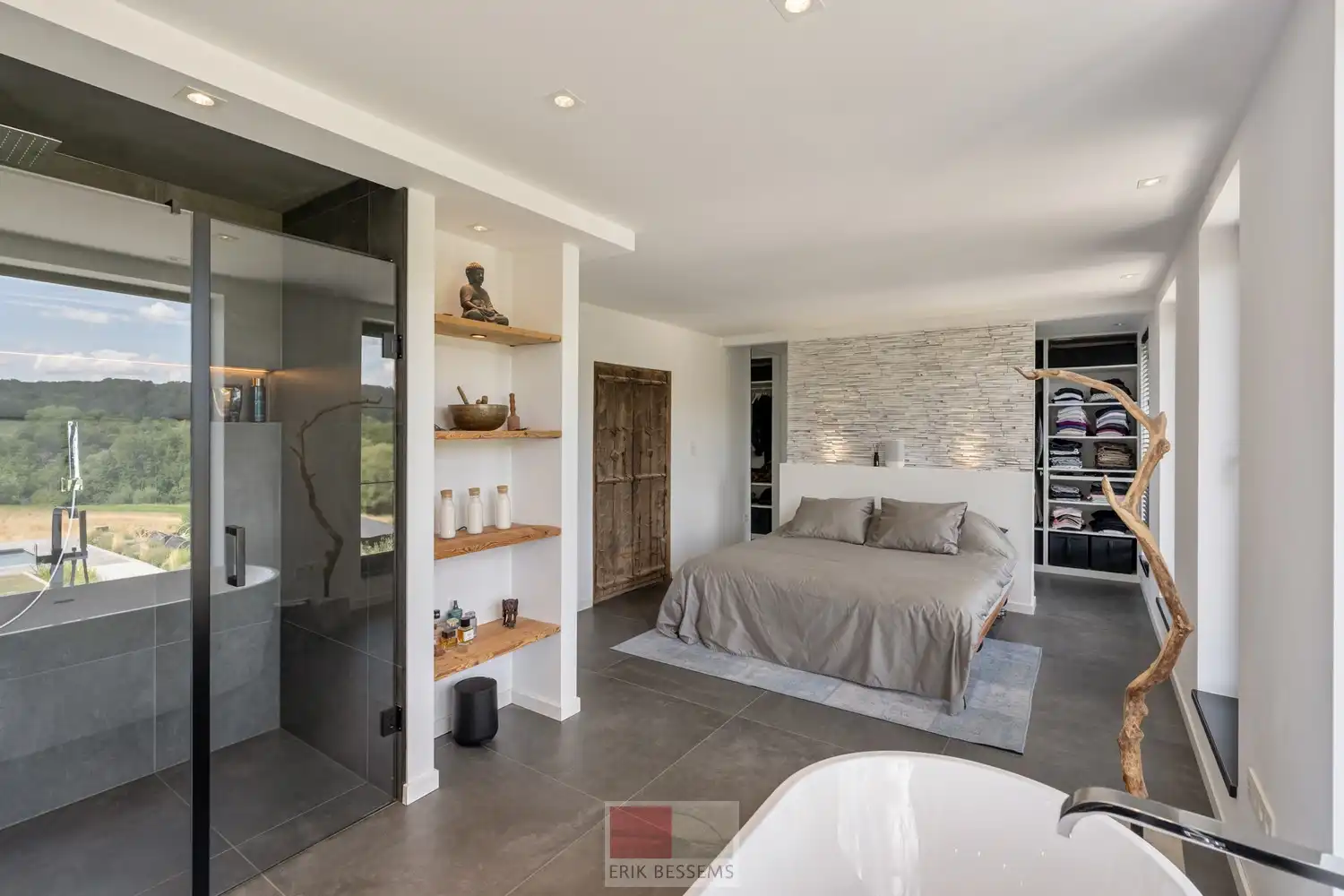 Op een royaal perceel van circa 910 m² ligt deze moderne en energiezuinige woning van circa 177 m² bewoonbare oppervlakte, met een weids panorama over het Limburgse Heuvelland. foto 5