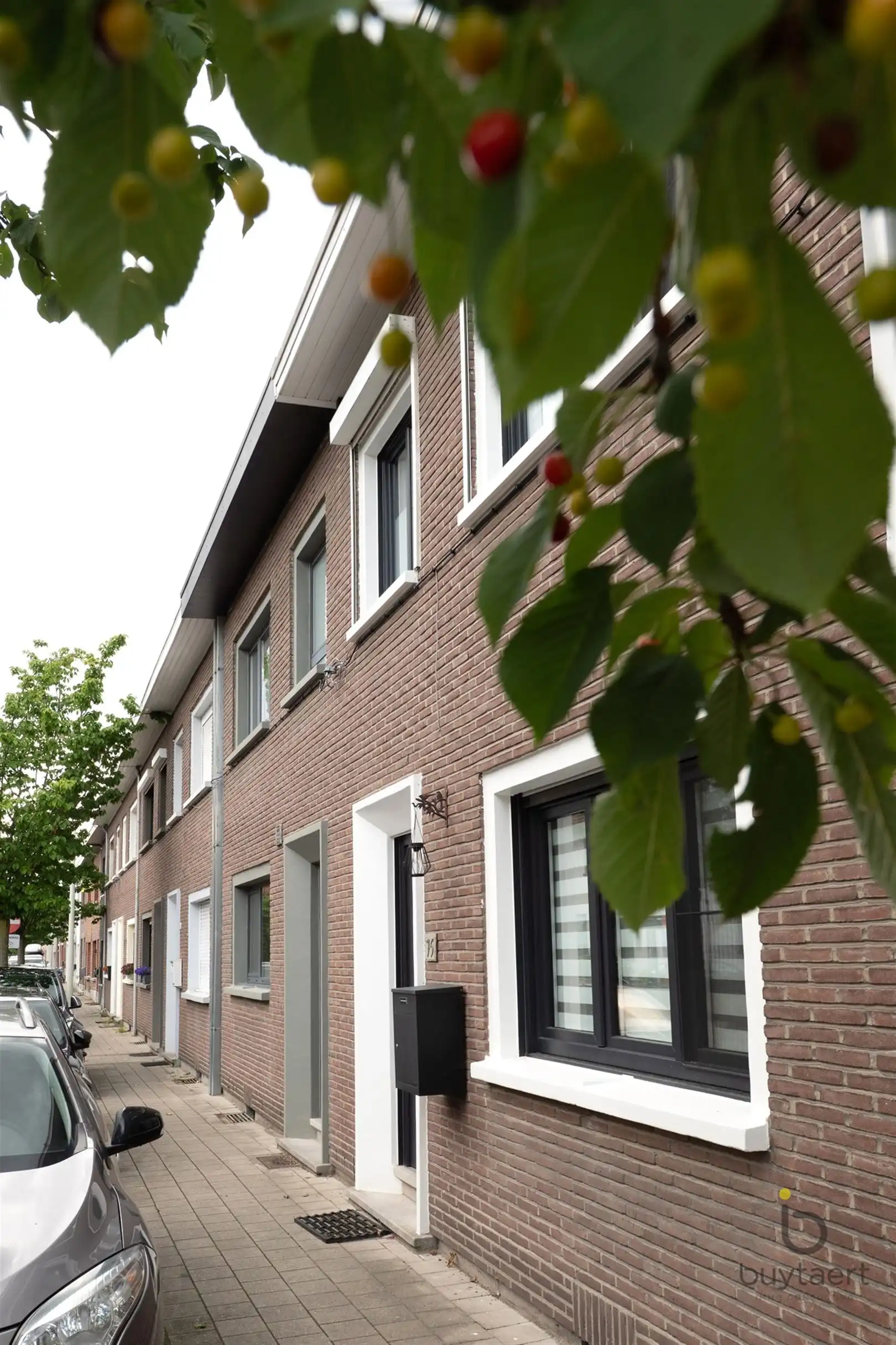 INSTAPKLARE CENTRAAL GELEGEN RIJWONING MET DRIE SLAAPKAMERS EN GEZELLIG TUINTJE! foto 2