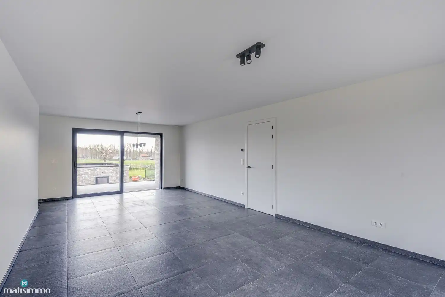 RUIM NIEUWBOUW APPARTEMENT MET 2 SLAAPKAMERS, OVERDEKT TERRAS, GARAGE, AUTOSTAANPLAATS EN KELDERBERGING TE BEVERST foto 6