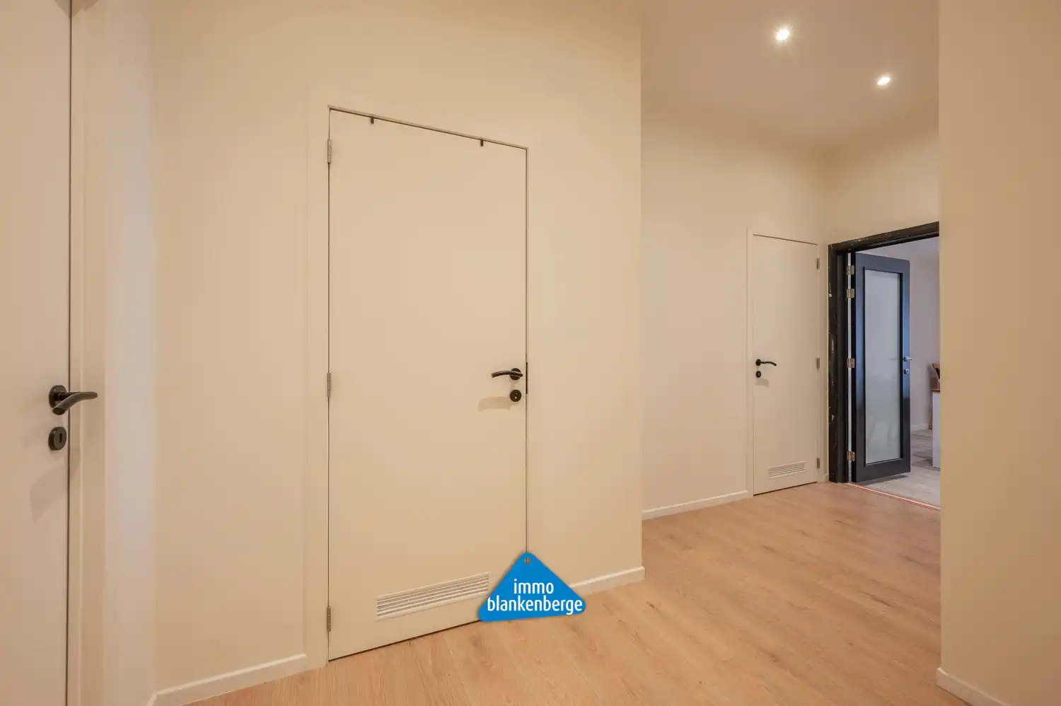 Ruim Gelijkvloers Appartement op de Zeedijk met Frontaal Zeezicht foto 19