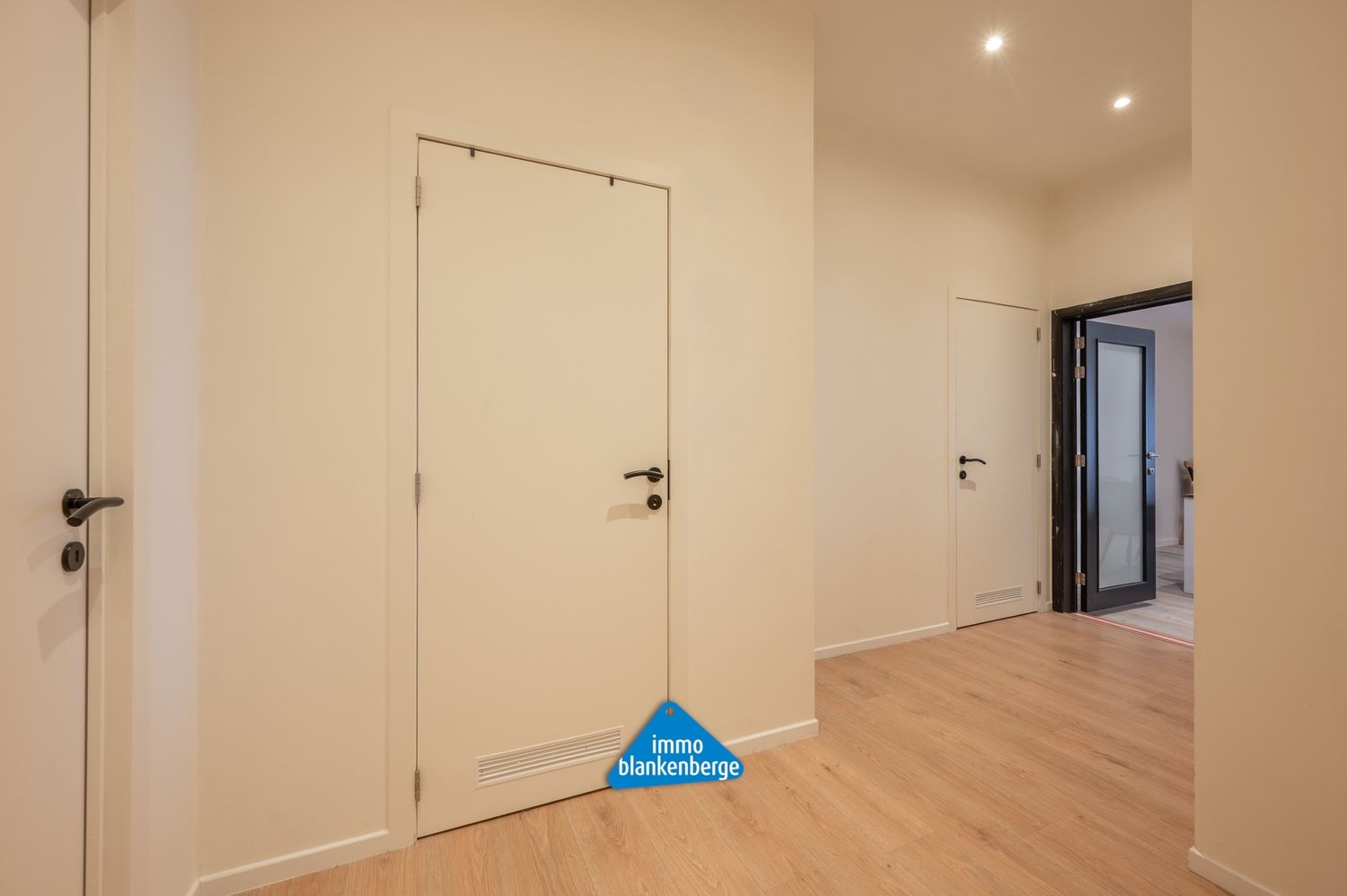 Ruim Gelijkvloers Appartement op de Zeedijk met Frontaal Zeezicht foto 19
