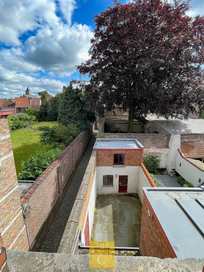 Karakterpand met stadstuin en fietsenpoortje, centrale ligging op een boogscheut van  ’t Zand en Sint-Salvatorskathedraal foto 24