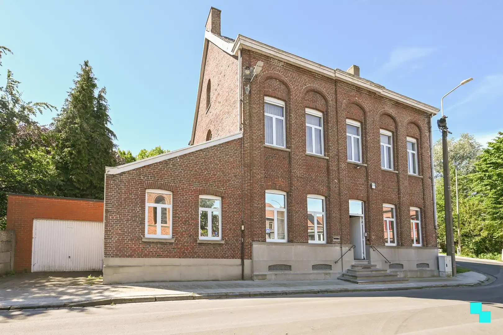 Hoofdfoto van de publicatie: Karaktervolle voormalige pastorie met vier slaapkamers gelegen op een perceel van 1.605 m²