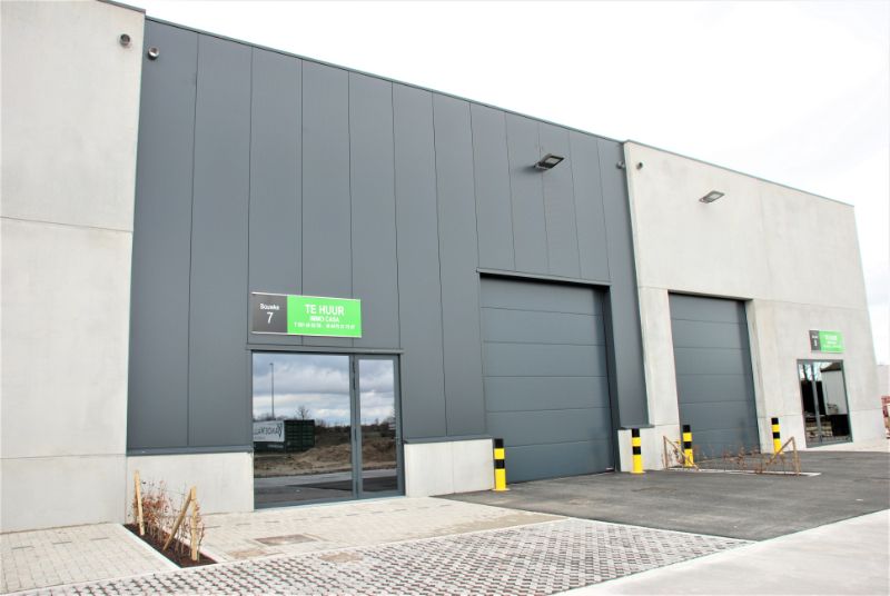Luxe, afgewerkte nieuwbouwloods te huur! foto {{pictureIndex}}