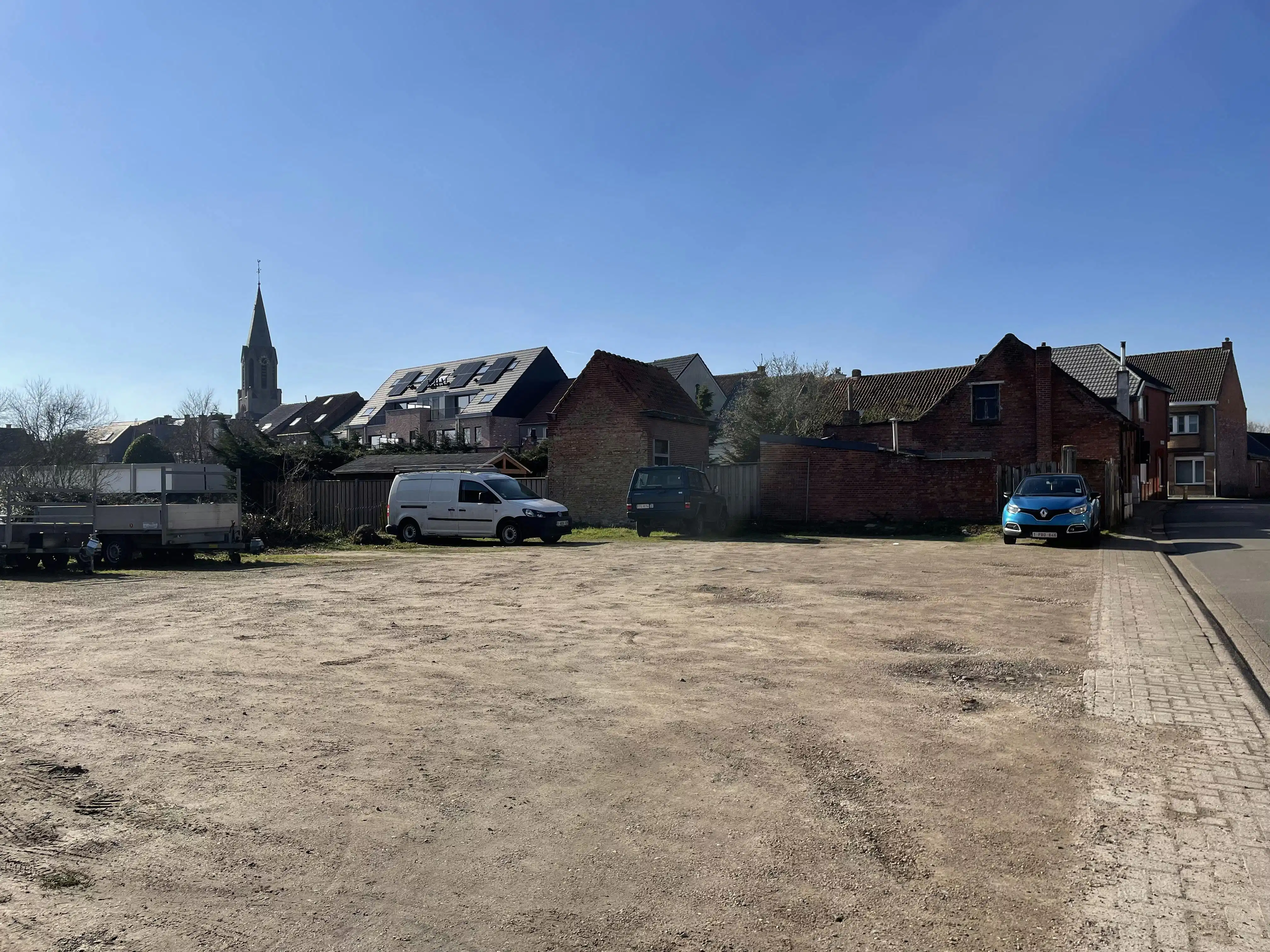 bouwgrond voor woningbouw met opslagplaats foto {{pictureIndex}}