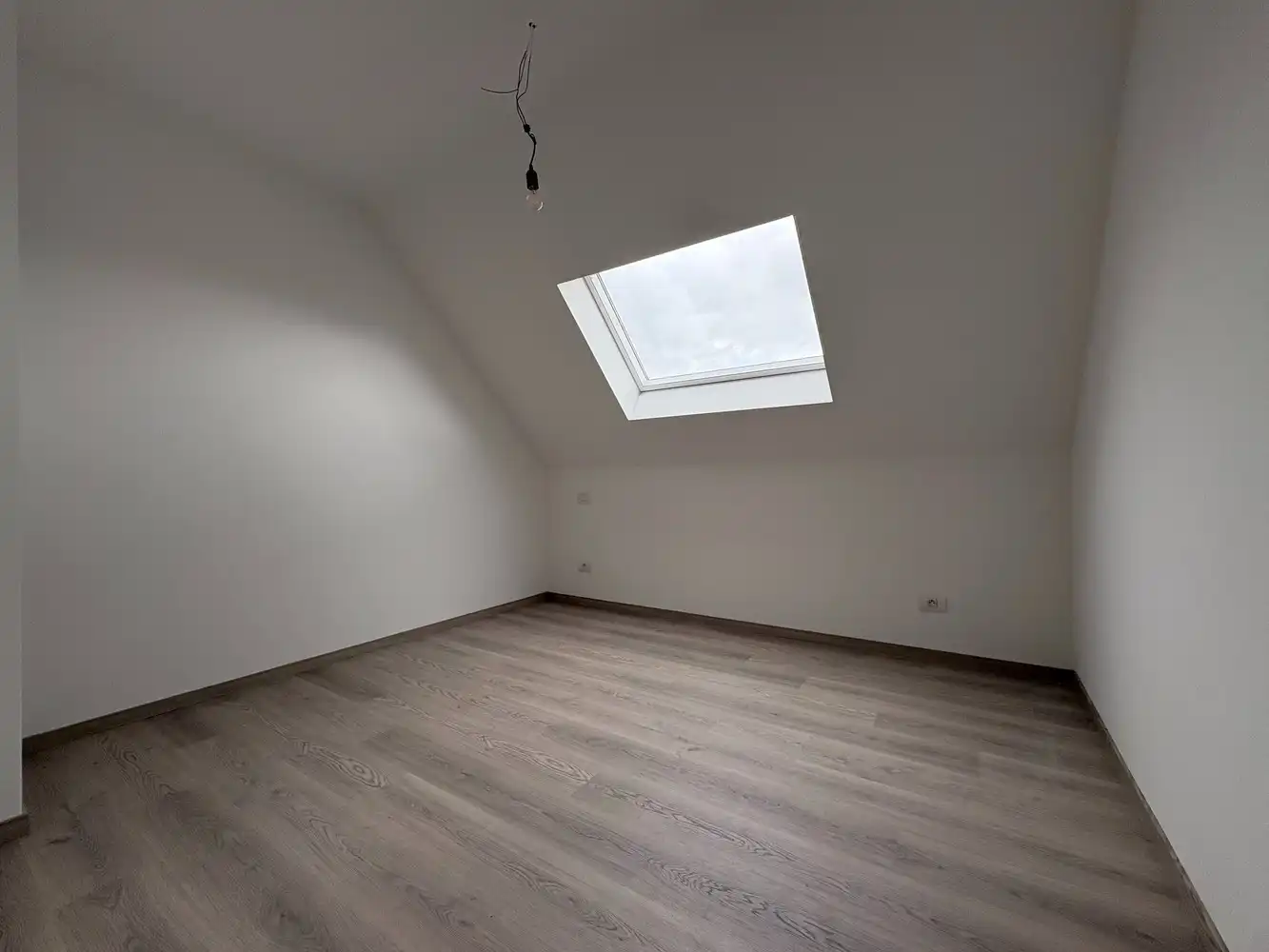 Nieuwbouwwoning met drie slaapkamers + carport foto 11