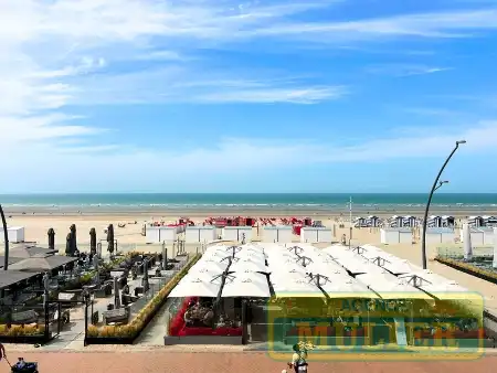 PRACHTIGE STUDIO MET FRONTAAL ZEEZICHT TE KOOP DE PANNE foto {{pictureIndex}}