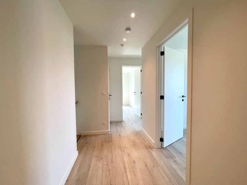 PRACHTIGE NIEUWBOUWWONING MET 3 SLAAPKAMERS TE HUUR foto 8