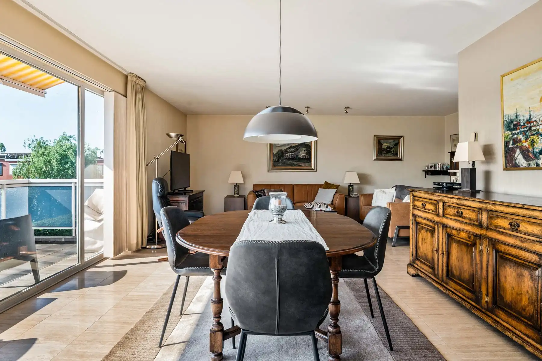 Lichtrijk appartement met garagebox en voorliggende oprit foto 4