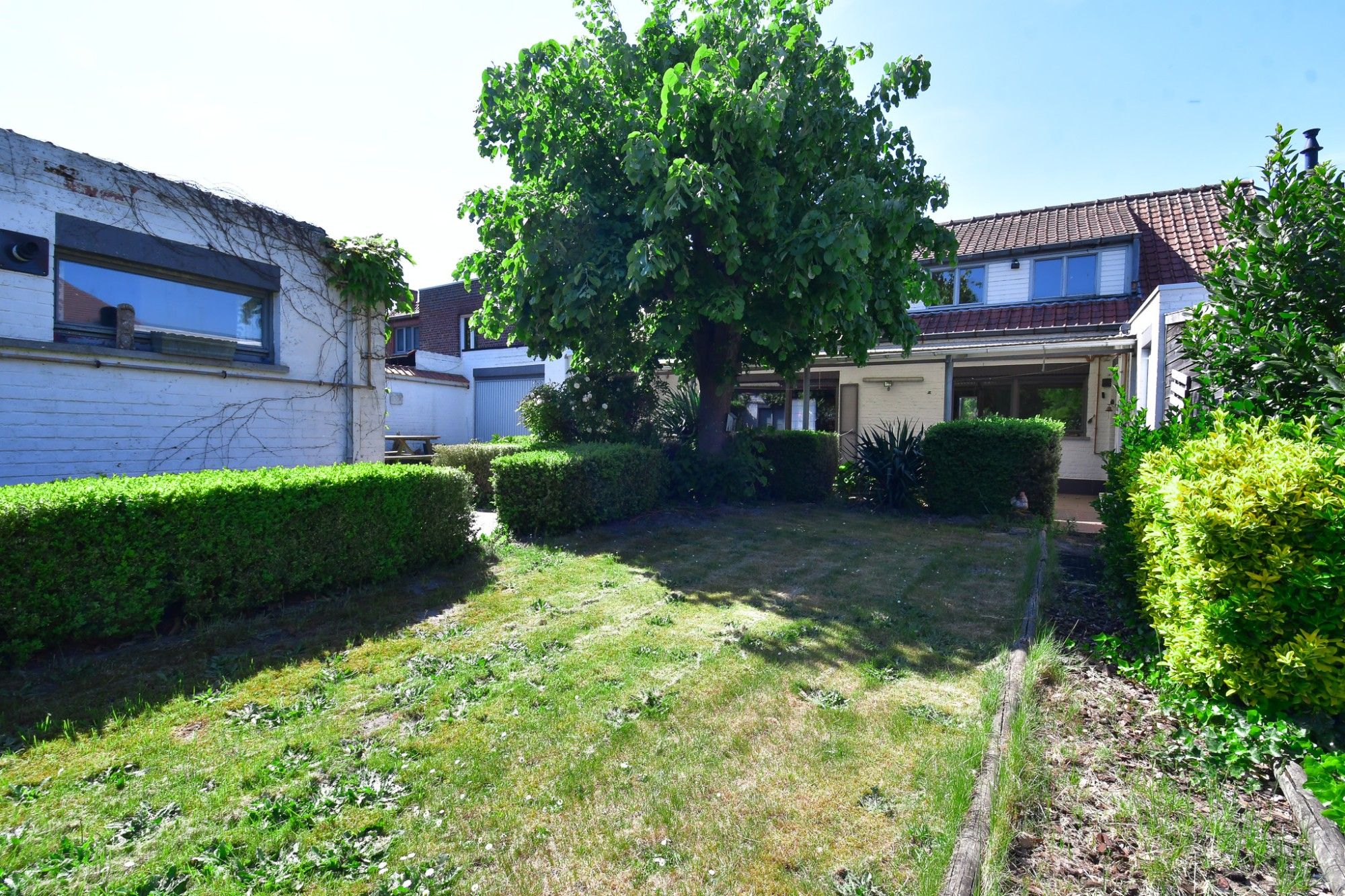 Woning en bijgebouw met prachtige idyllische tuin en uitweg op 2034 m² foto 21