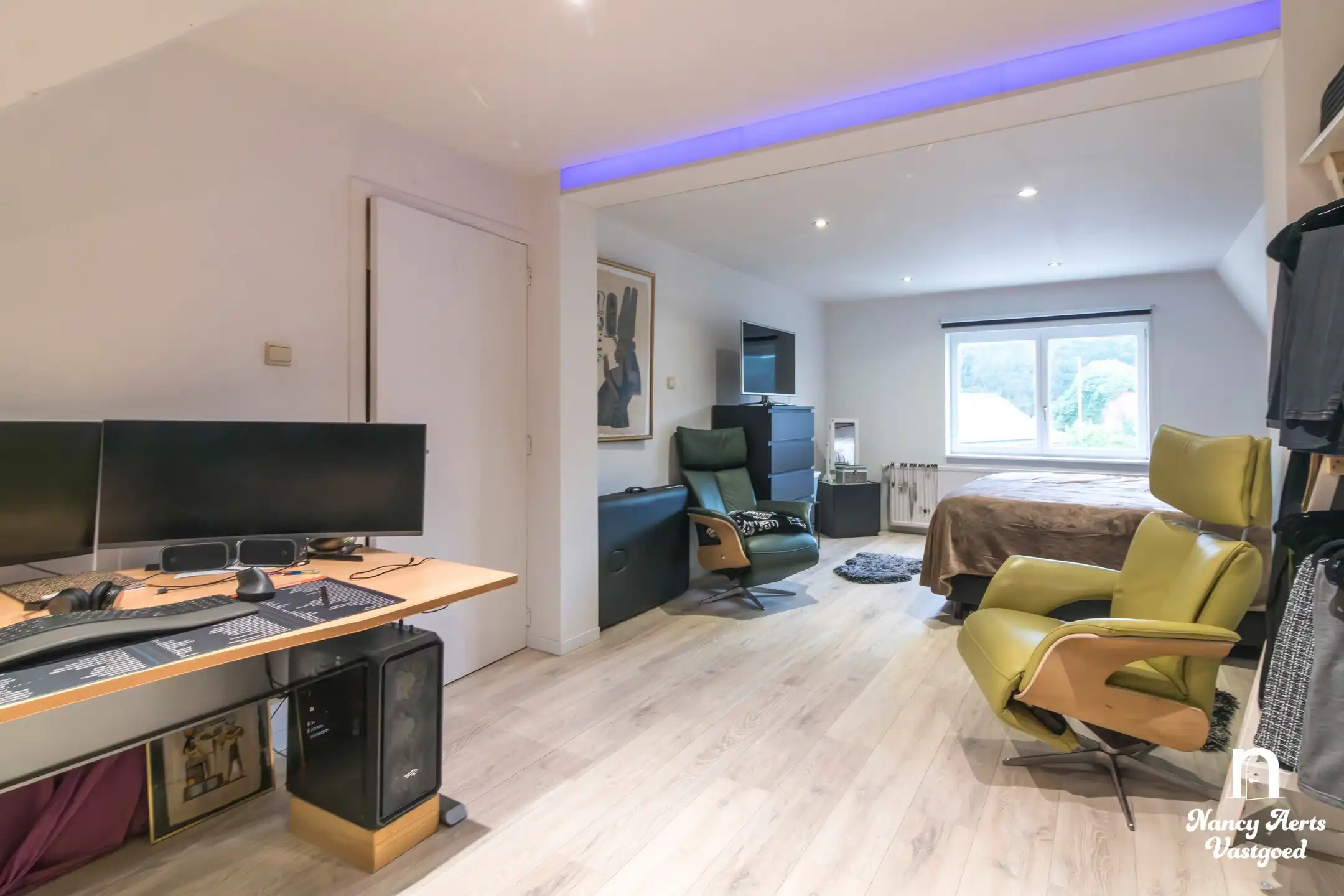 Veelzijdige woning met royale ruimtes en zwembad foto 11