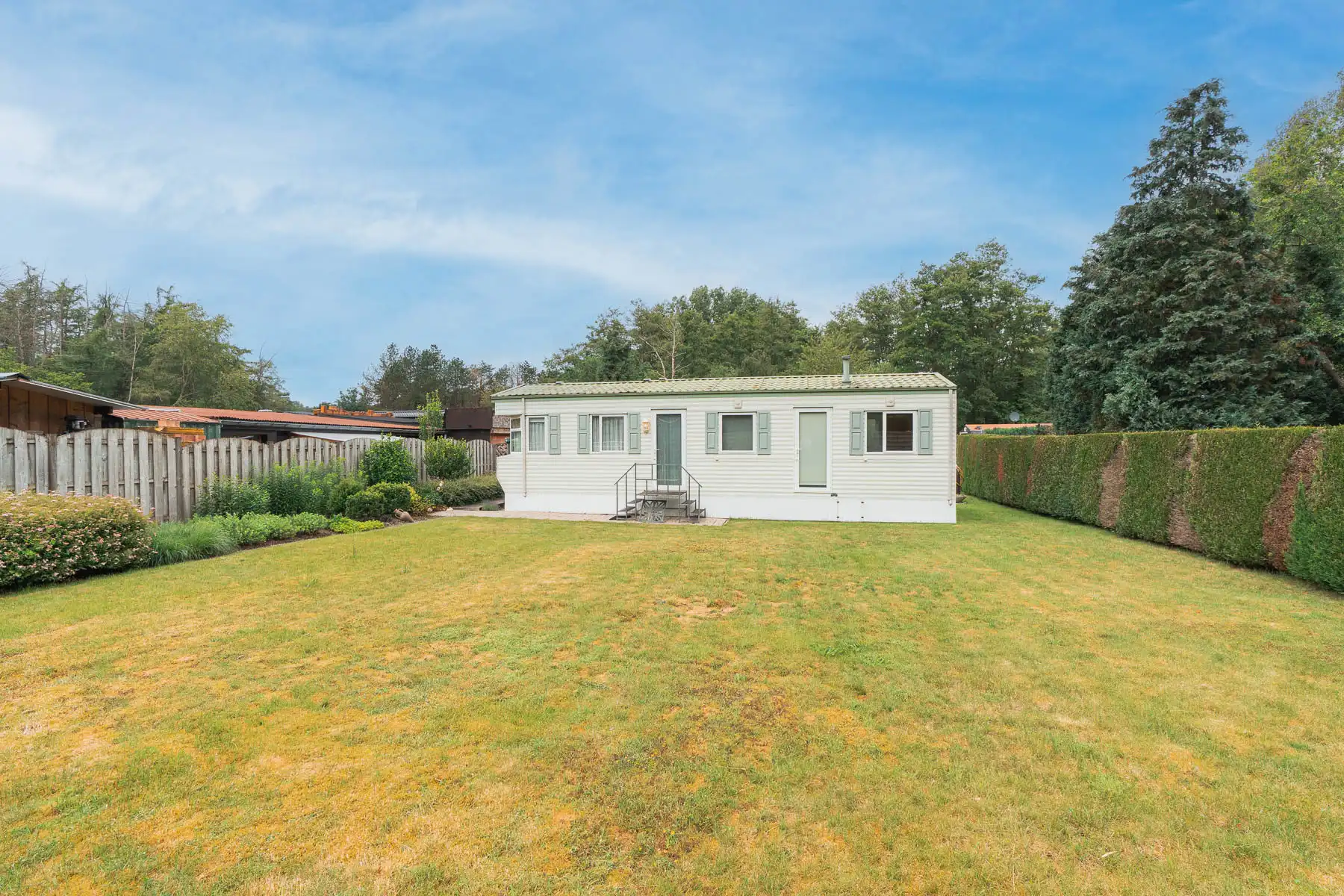 Prachtige agrarische tuin met caravan foto 29