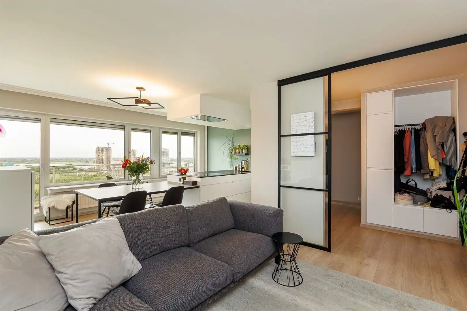 Volledig gerenoveerd appartement met exclusief uitzicht op de stad, EPC B en zonnig terras foto 6
