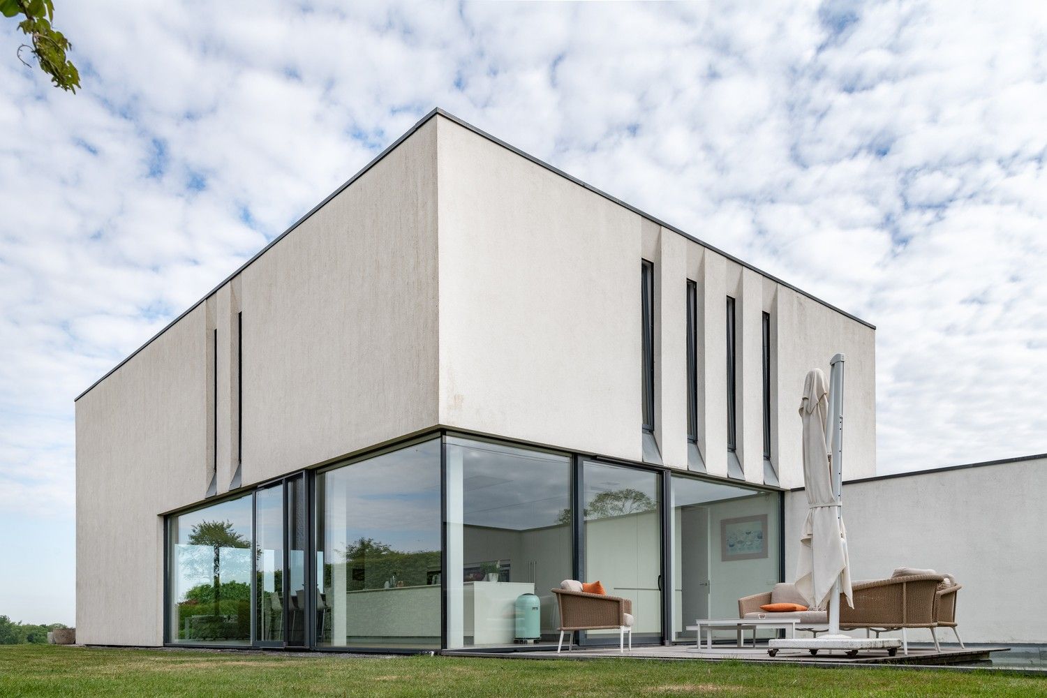 Moderne villa in een groene oase van rust foto 2
