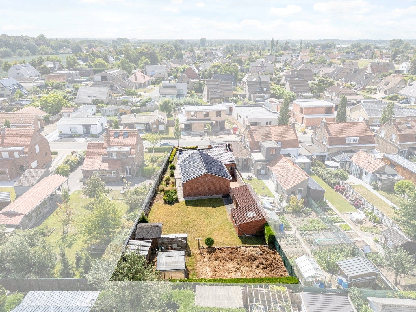 Hoofdfoto van de publicatie: Te renoveren gelijkvloerse villa op een royaal perceel van 745 m² in de Warandestraat 65 – solide basis met groeipotentieel
