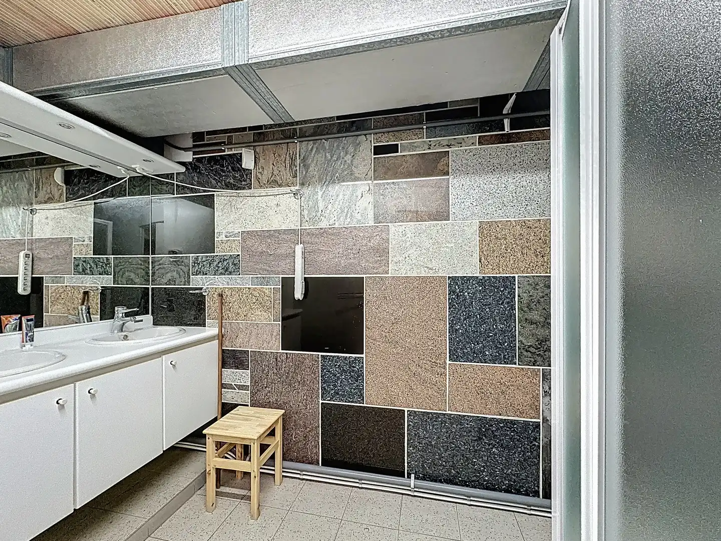 Zeer ruime villa met 4 slaapkamers, grote tuin  (869m²) en volledig onderkelderd. foto 12